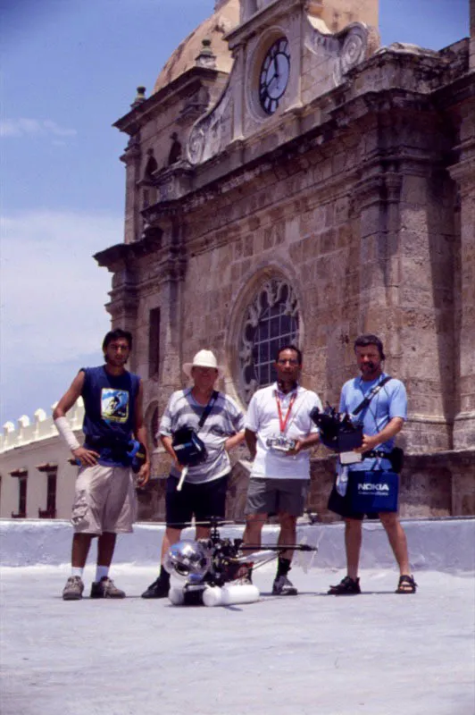 El equipo de producción.
Juan Pablo Alvarado, Benjamín Villegas, Luis Fernando Arenas y Carlos Hoyos, con el ingenioso helicóptero que permitió los impensados sobrevuelos de la ciudad, como el que se aprecia en la foto superior. Carlos Hoyos