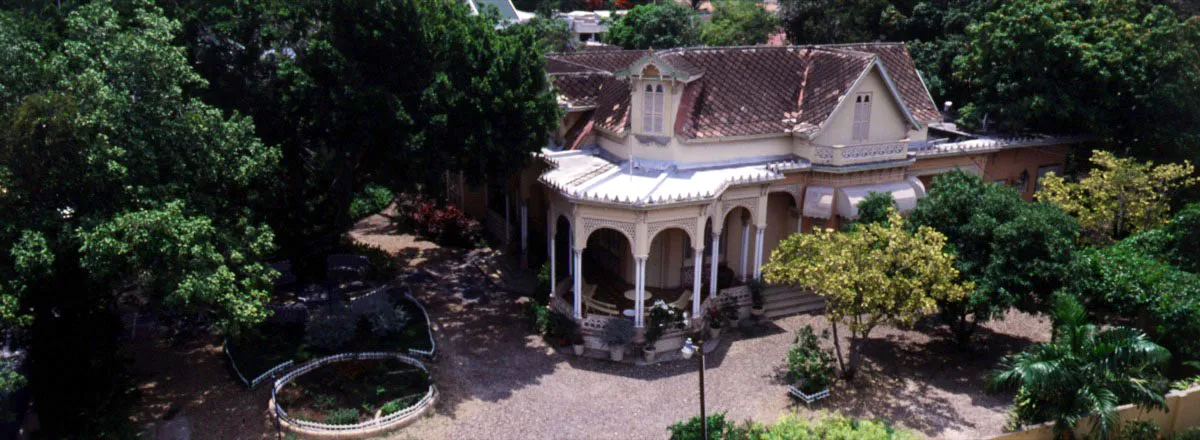 Casa Romn.
En su origen fue una casa sencilla, reformada con materiales trados por don Enrique Romn. La realiz el arquitecto Alfredo Badenes, quien le imprimi un refinado estilo morisco. Carlos Hoyos