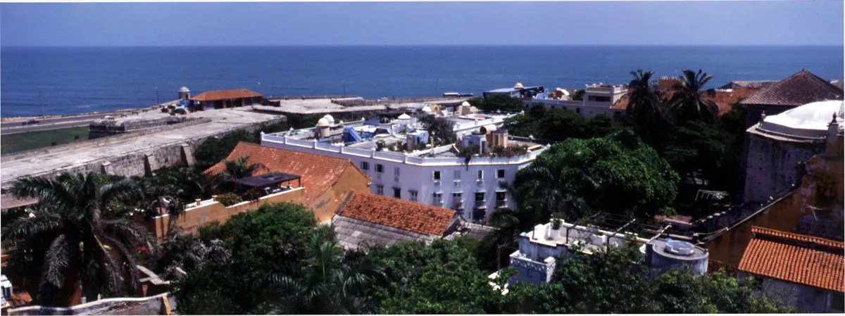 Ciudad amurallada con Baluarte de Santo Domingo al fondo. Carlos Hoyos