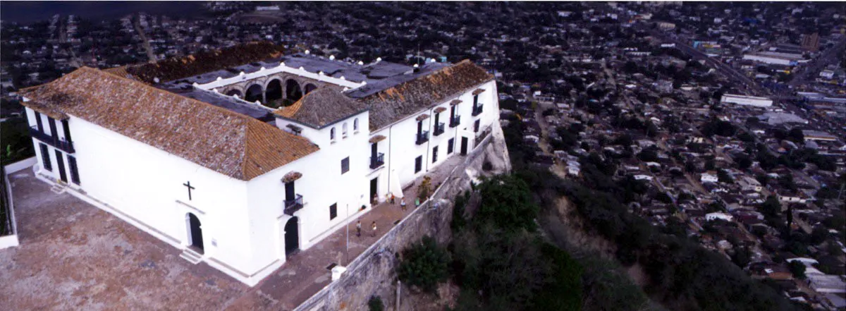 Cerro de La Popa. 
Viga inmvil y referente de la ciudad, desde todos sus ngulos. Carlos Hoyos