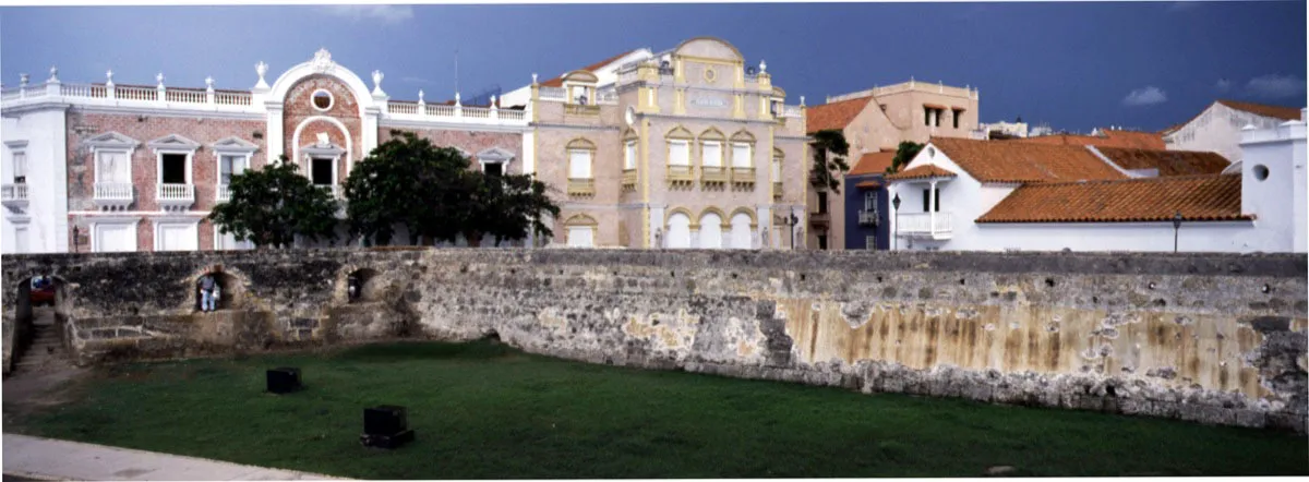 Teatro Heredia y Universidad Jorge Tadeo Lozano, sobre la Plaza de La Merced. Carlos Hoyos