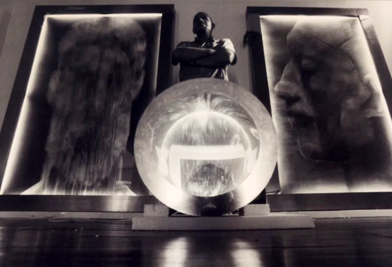 Mauricio Gómez con tres de sus obras, la víspera de la inauguración de la exposición en la Galería Diners de Bogotá, el 19 de agosto de 1999. Fotografía: William Fernando Martínez, El Tiempo. Tsu Chen Chen