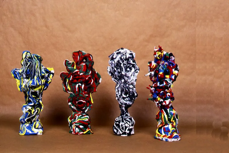 Cuatro estatuas de plastilina rígida de doble faz, 2002.
30 cm de altura, cada una.
Tsu Chen Chen