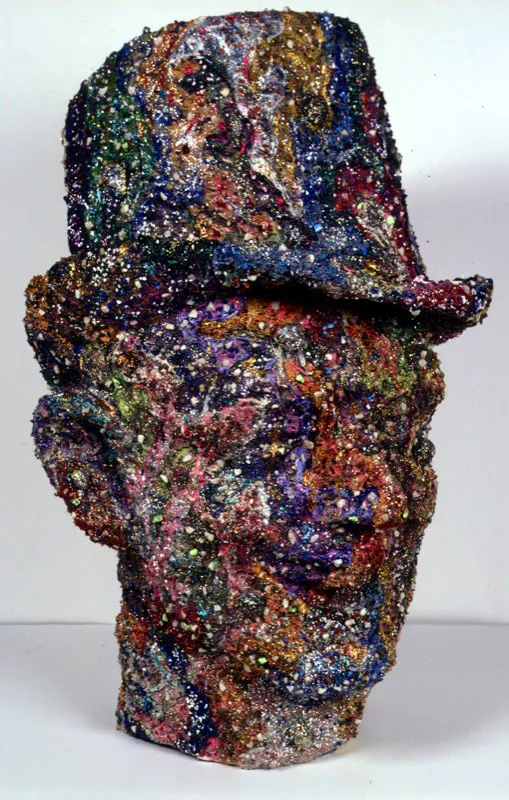 El capitalismo, 2003.
Cabeza en papier mâché recubierta con arena, piedras y lentejuelas, 80 cm de altura
Tsu Chen Chen