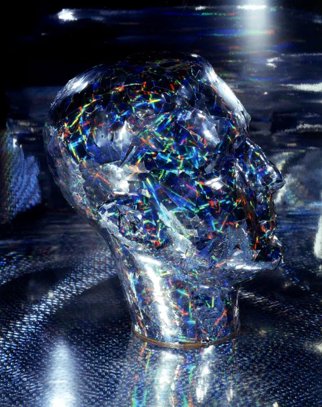 Cabeza de hombre, 2003.
Papel de holograma sobre madera, 32 cm de altura
Tsu Chen Chen