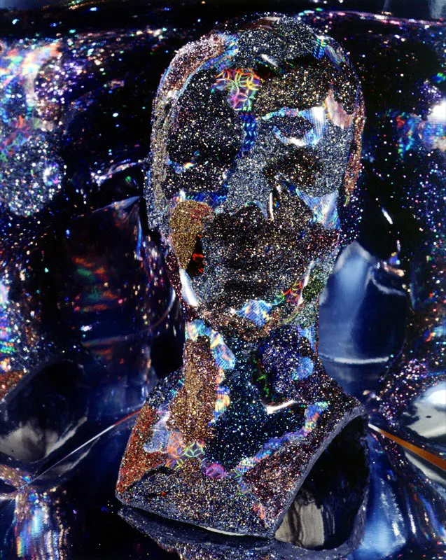 Cabeza de hombre, 2003.
Papel de holograma y lentejuelas sobre yeso, 32 cm de altura
Tsu Chen Chen
