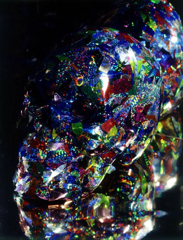 Calavera, 2002. 
Papel de holograma sobre yeso, 23 x 17 cm
 Tsu Chen Chen