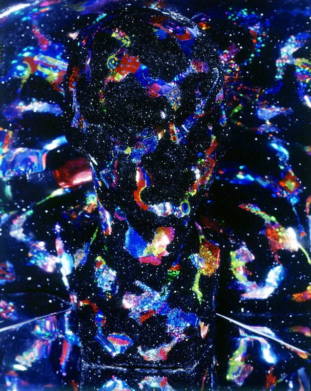 Blanca negra, 2003.
Papel de holograma y lentejuelas sobre papier mâché, 38 cm de altura
Tsu Chen Chen