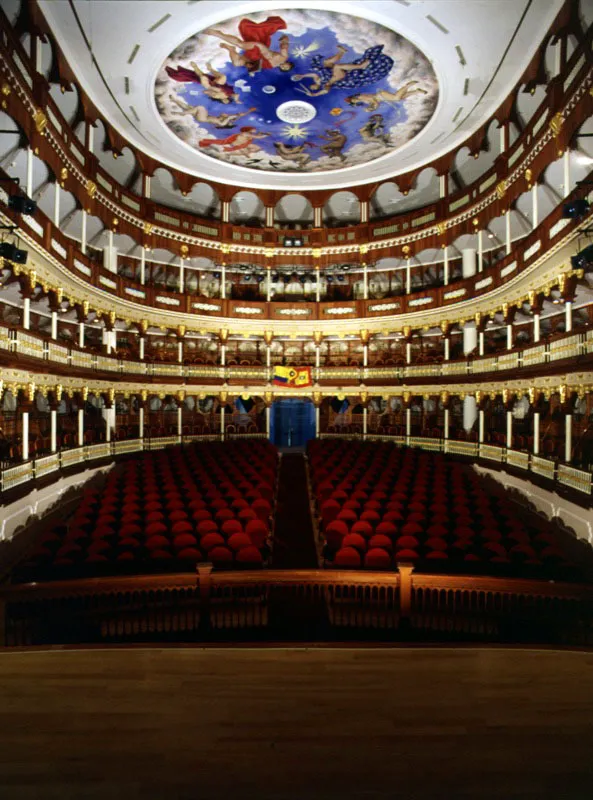 El triunfo de las musas. 1997. Teatro Heredia, Plafond y vista interior. Acrlico, tcnica mixta. 900 cm de dimetro. 