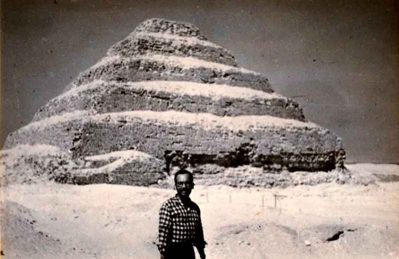 Enrique Grau en la pirámide de Saqqàrah. Egipto. 1956.