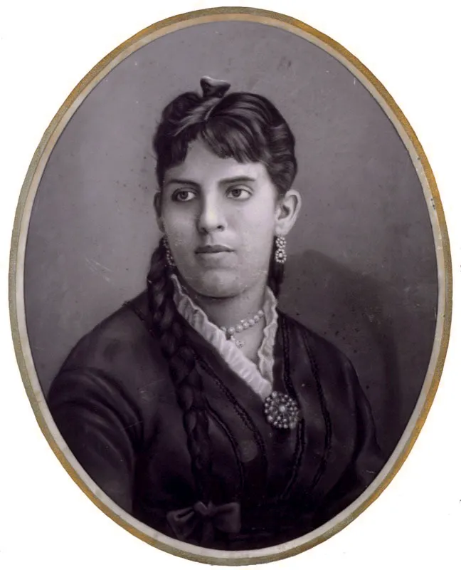 Susana Vélez de Grau, abuela paterna. 1900. Carboncillo.