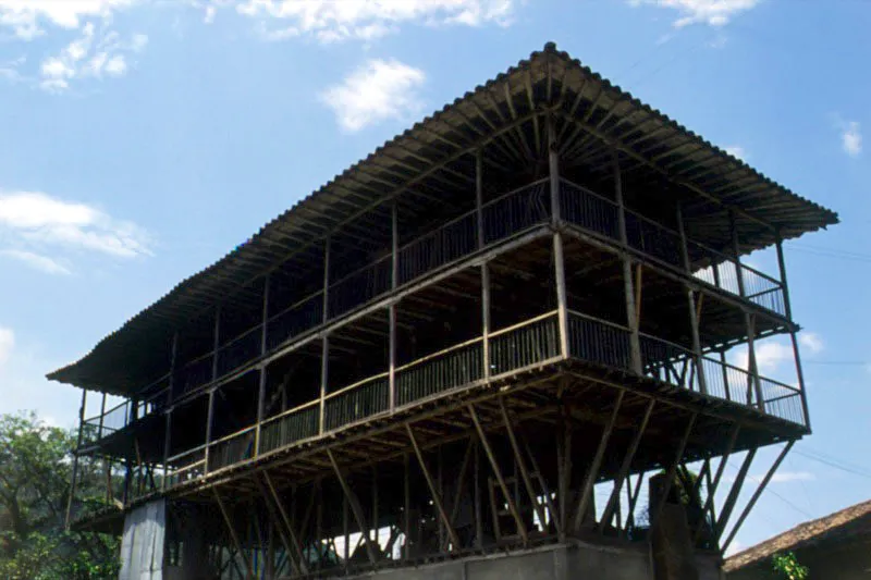 Oreador para café, construido a finales del siglo XIX.
Esta construcción, típica
de las grandes haciendas cafeteras hasta la aparición
de las nuevas técnicas de secado, es uno de los últimos ejemplos de esta arquitectura. Toda la estructura
de sus cuatro plantas está construida en guadua y pisos de madera sin paredes, para permitir el paso del aire, y su techo
es a cuatro aguas
y barandales en macana.
Hacienda Cascarero, a orillas del río Guacaica.
Lisboa, Caldas, Colombia.