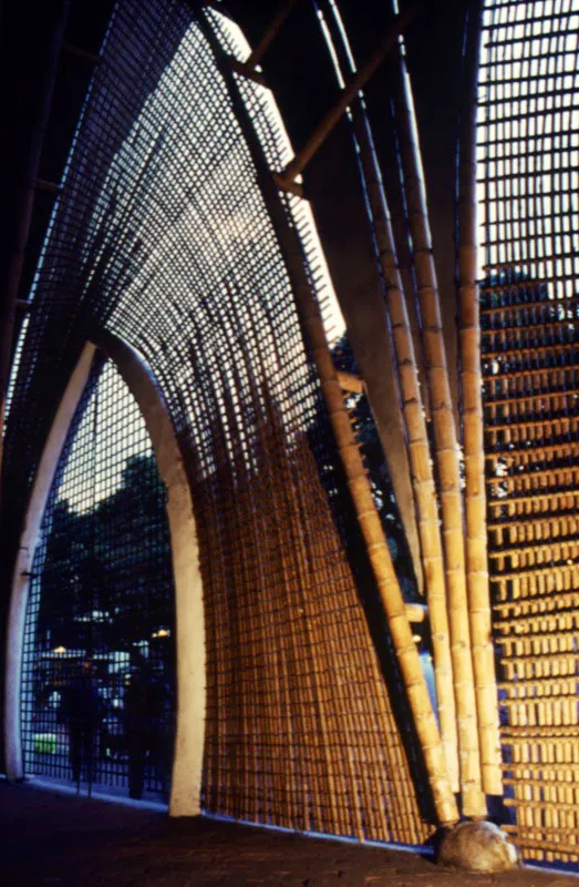 La catedral alterna en guadua, con un área de 700 m2 fue levantada en cinco semanas, con un costo de US $30000.
En su construcción se aprovechó la experiencia de guaduas curvadas obtenida en los invernaderos de Santágueda, Caldas, inspirados, a su vez,
en las bóvedas formadas por los guaduales que bordean los arroyos
de la región.
Pereira, Risaralda, Colombia.