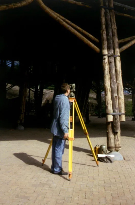 El profesor Klaus Steffens, Simn Vlez y Marcelo Villegas durante la realizacin de las pruebas de carga en el Pabelln de la guadua.
Manizales, Caldas, Colombia. 