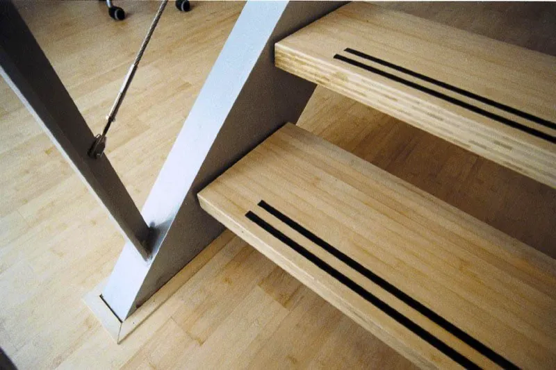 Muebles elaborados por la firma “Elephant” en Alemania.
“Elephant” es el proveedor número uno en el mercado. Su tecnología inclusive es enviada a la industria automovilística que aspira a construir el “automóvil verde” con componentes de bambú.