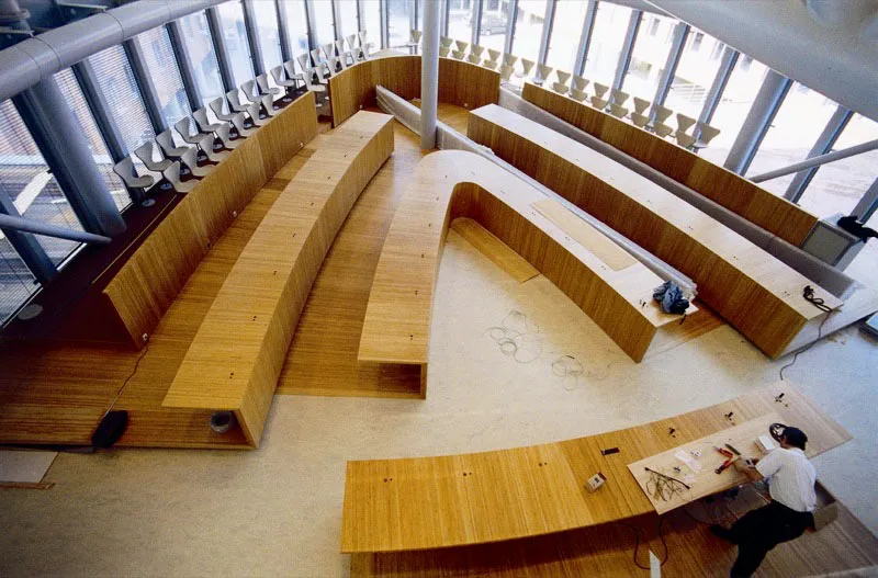 Sala de conferencias elaborada por la firma “Elephant” en Alemania.
“Elephant” es el proveedor número uno en el mercado. Su tecnología inclusive es enviada a la industria automovilística que aspira a construir el “automóvil verde” con componentes de bambú.