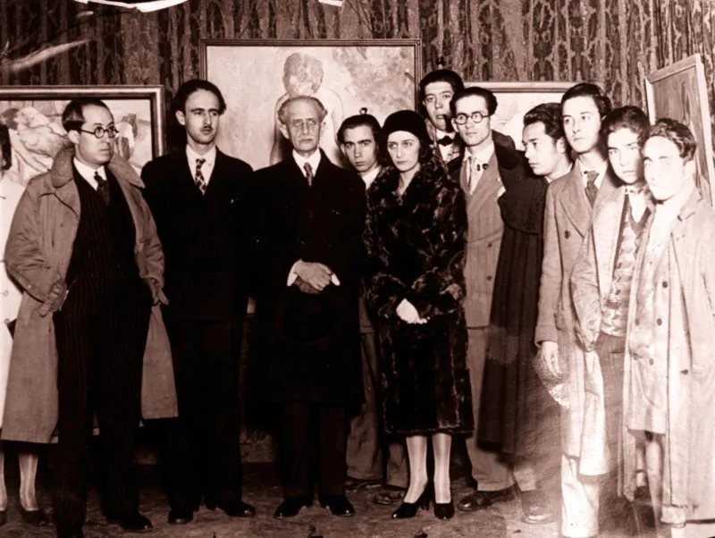 El director del diario El Heraldo de Madrid, Ignacio Gmez Jaramillo, el embajador de Colombia Jos Joaqun Casas y su hija, durante la inauguracin de la primera exposicin individual del artista en la capital espaola, marzo de 1931. 