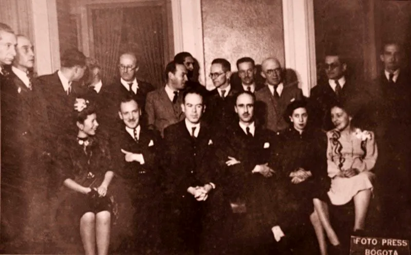 Miguel Daz Vargas, Otto de Greiff y Geraldo Molina, entre otros, durante el nombramiento de Ignacio Gmez Jaramillo como director de la Escuela de Bellas Artes. Bogot. 1940.  