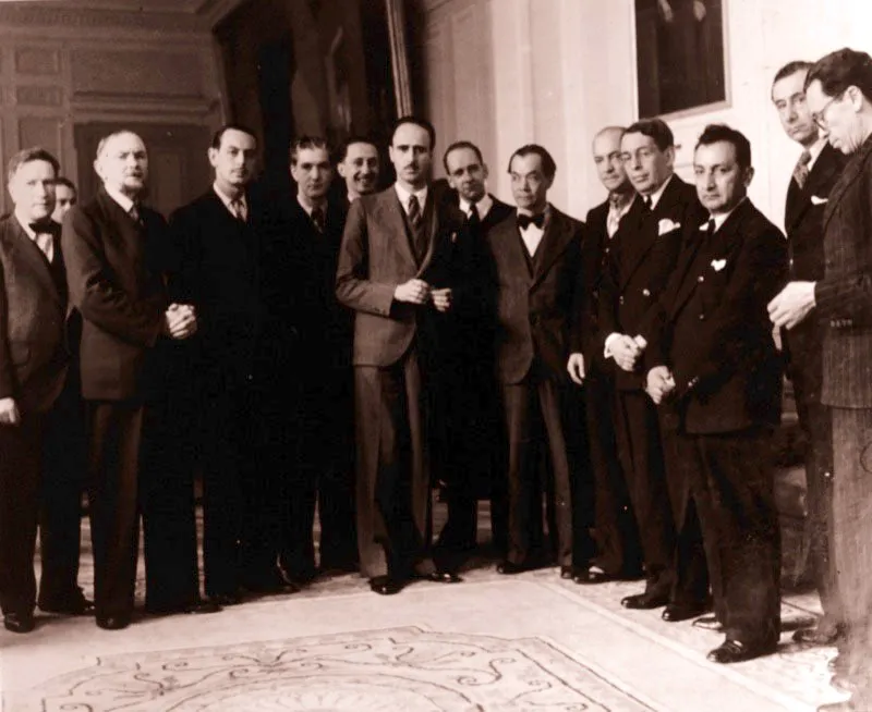 Con el presidente Eduardo Santos, Miguel Daz Vargas y otros personajes de la vida nacional. Bogot. ca. 1941. 