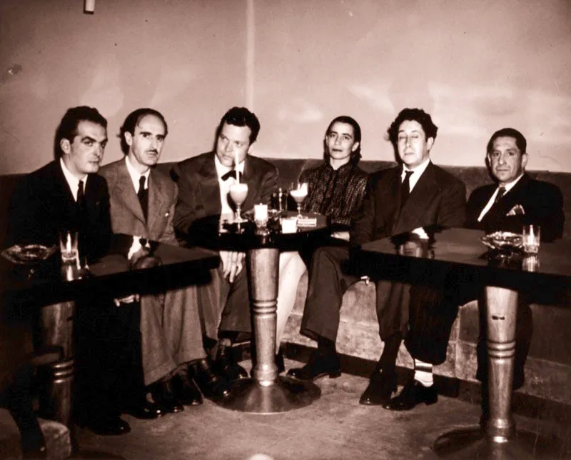 Carlos Ariel Gutirrez, Ignacio Gmez Jaramillo, y el actor y director de cine Orson Welles, Anglica de Siqueiros, David Alfaro Siqueiros, y el coronel Carlos lvarez. Ciudad de Mxico. 1948.   