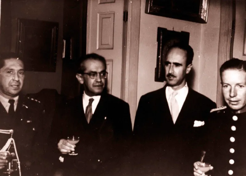 Luis Eduardo Nieto Caballero, embajador de Colombia en Mxico, Ignacio Gmez Jaramillo, agregado cultural, y lvaro Valencia Tovar, segundo secretario. Ciudad de Mxico. 1947. 