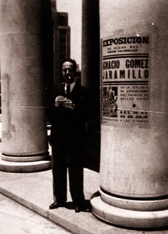 Junto al cartel de su exposicin el la galera del Palacio de Bellas Artes. Ciudad de Mxico. 1938. 