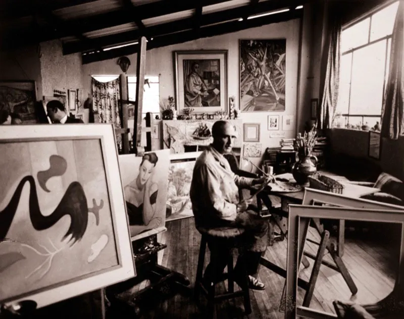 Ignacio Gmez Jaramillo en su estudio del barrio Las Ferias, con el pintor Jorge Elas Triana. Bogot. ca. 1955. 