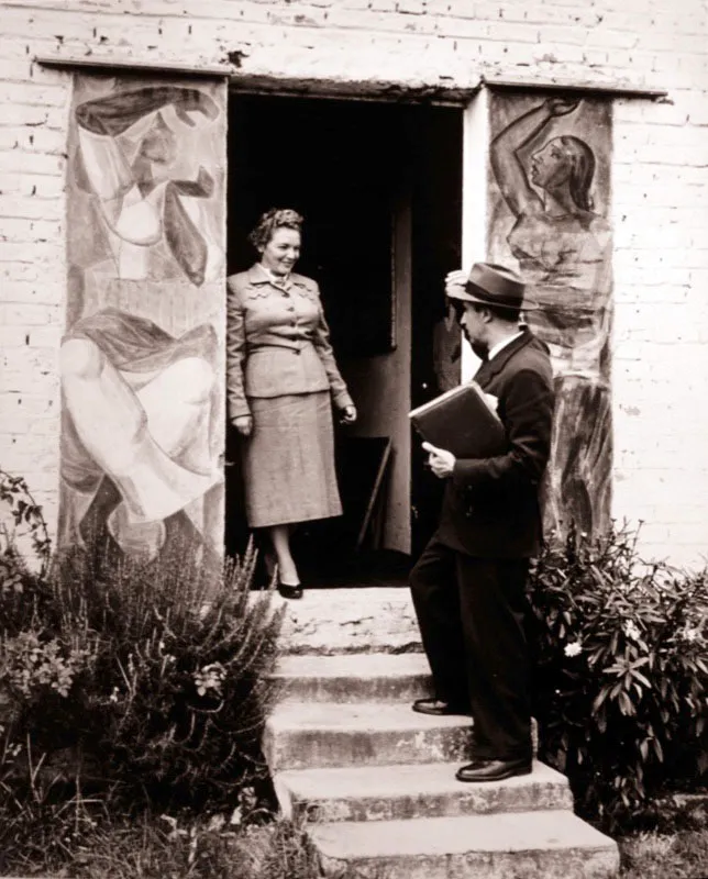 El pintor y su esposa en el estudio del barrio Las Ferias. A la izquierda, el mural de Jorge Elas Triana; a la derecha, el de Ignacio Gmez Jaramillo. Bogot. ca. 1955. 