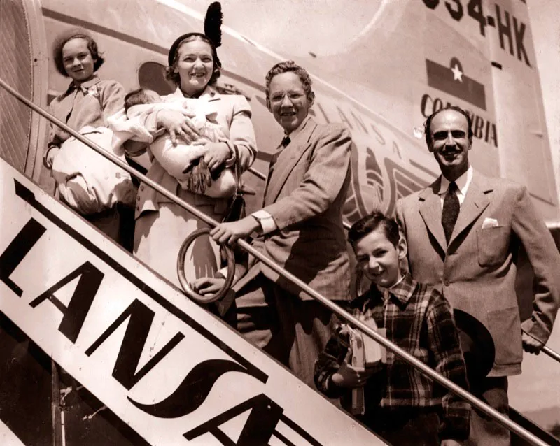 Piedad, Margot con Jimena en brazos, Ivn, scar e Ignacio Gmez Jaramillo, rumbo a Medelln. Bogota. 1951. 