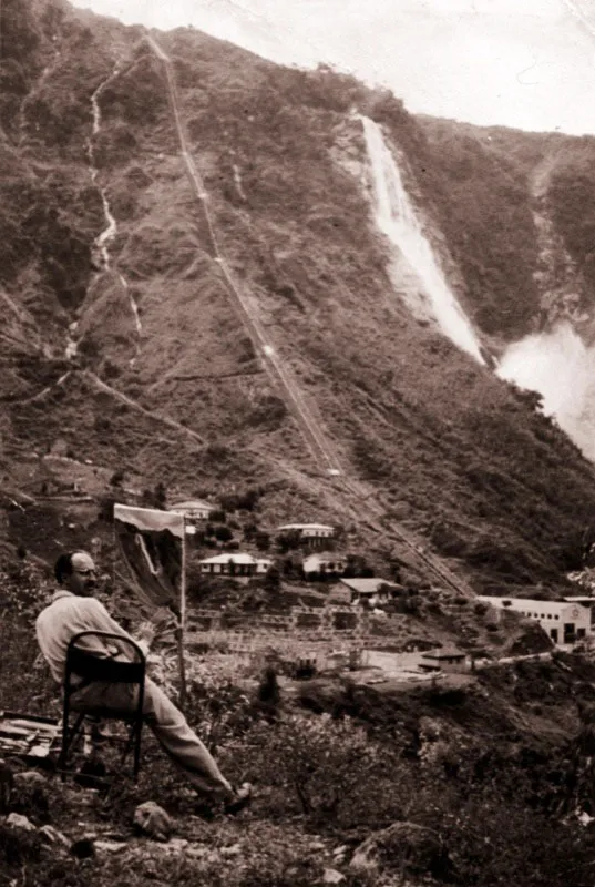 Con su caballete, frente a la represa de Guadalupe. Antioquia. 1960.  