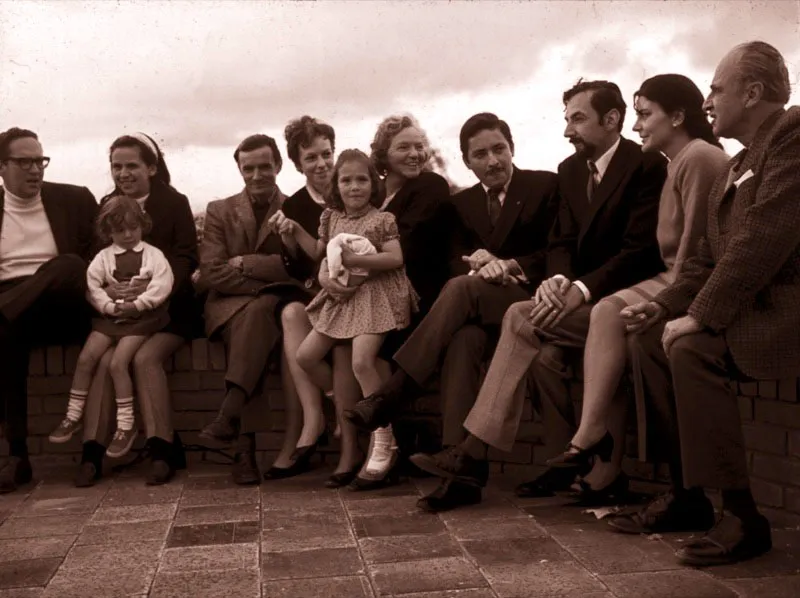 Ivn, Manuelita y Claudia, Mario Batelli, Piedad, Margot y Adriana Gmez D., un amigo, scar, Rosita Sainte Marie e Ignacio Gmez Jaramillo. Bogot. ca. 1968. 