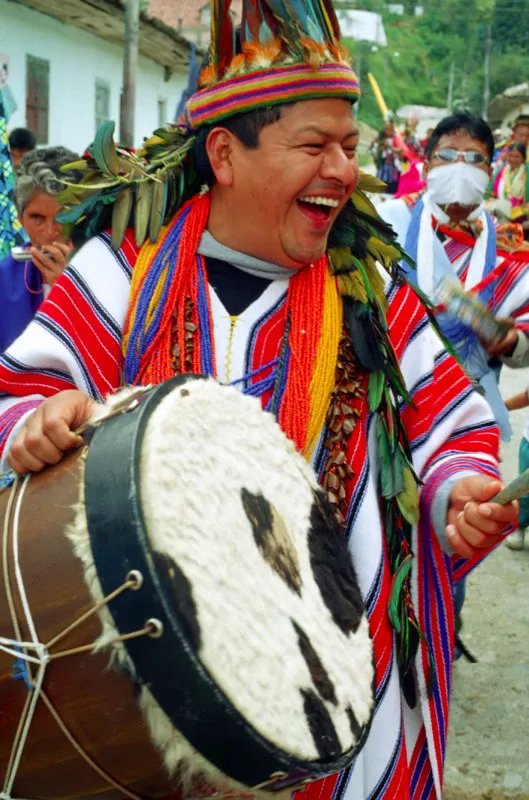 El artista participa en el Atunpuncha, fiesta inga en honor del arco iris. 