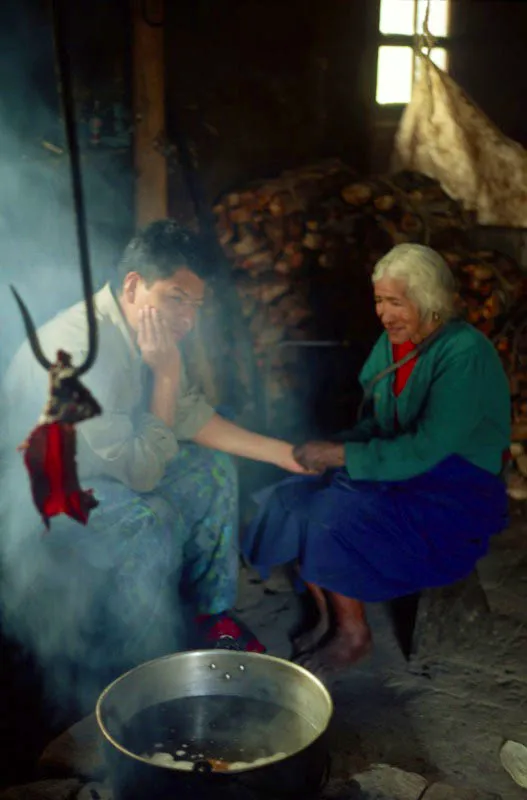 El artista en la tulpa con una curandera inga. 