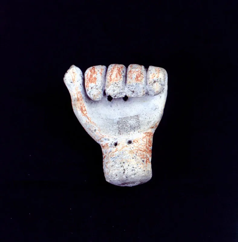 Cultura Tumaco. Mano antropomorfa pendiente.
Cerámica. 3,5 x 7 cm
