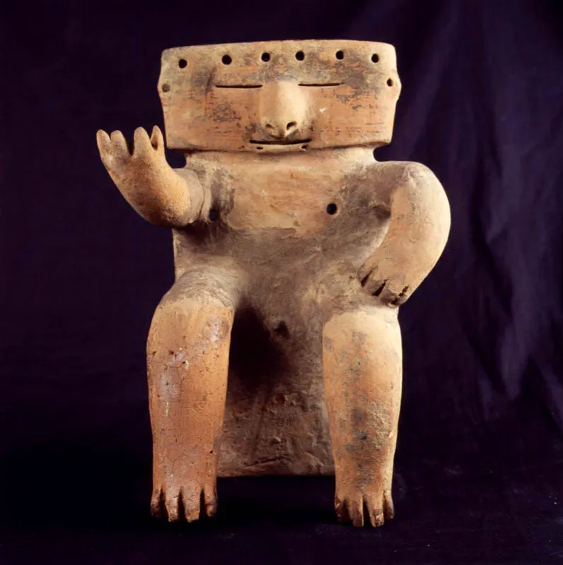 Cultura Calima. Figura antropomorfa
Cerámica. 28 x 23 x 12 cm
Los calima (1500 a. C. - 200 a. C.), que ocuparon el territorio entre los ríos Calima y Dagua, se distinguieron por su manejo de la orfebrería. Como ceramistas dedicaron gran parte de su trabajo a la producción de utensilios de uso doméstico, como las alcarrazas de dos o tres vertederas, que eran utilizadas para la contención y el transporte de líquidos.
Es el caso de esta figura, datada entre los años 1500 a. C. y 200 a. C., perteneciente al período más temprano de la ocupación calima, denominado ilama. Ella presenta, en cerámica rojiza con pintura negra, a una mujer joven, arrodillada, que lleva las manos sobre las rodillas. Al no tener órganos sexuales bien definidos, podemos fácilmente inferir su sexo por el cabello recogido hacia atrás. A pesar del uso de incisiones para señalar los brazaletes y el collar, no es este el caso de un personaje de alto rango en la jerarquía social.