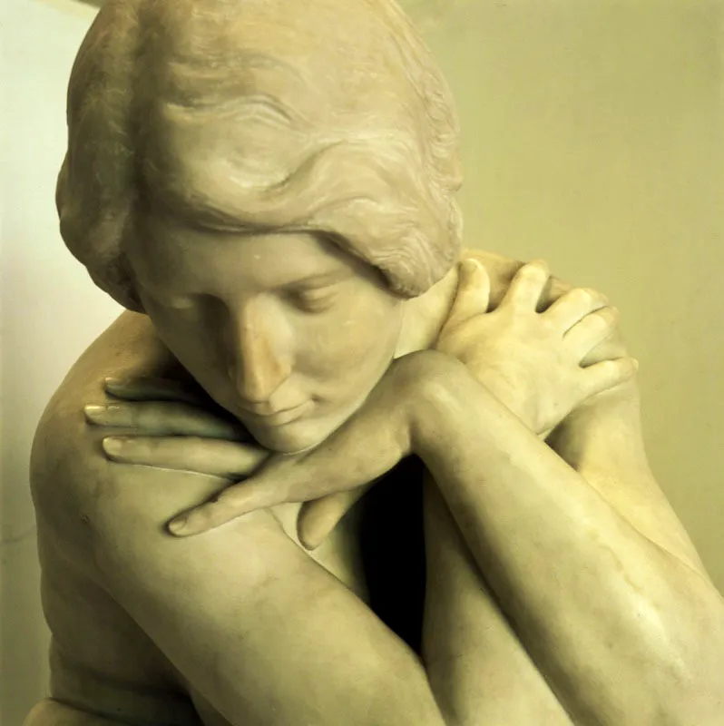 Marco Tobn Meja. Silencio, ca. 1916. 
Escultura en mrmol, 106 x 76,5 x 88,8 cm 