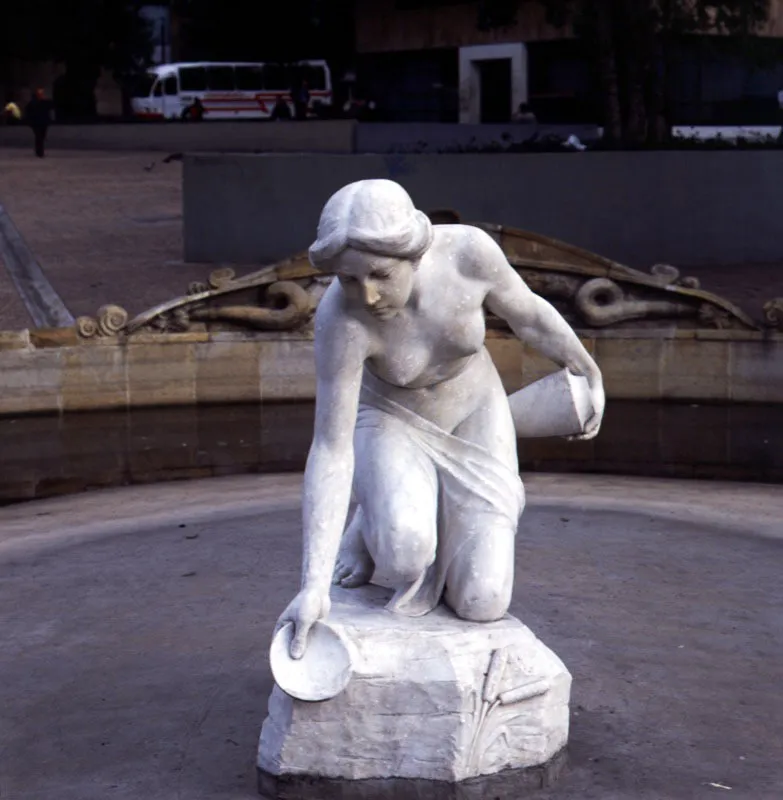 Roberto Henao Buritic. La Rebeca, 1928. 
Escultura en mrmol, 160 x 95 x 95 cm

Rebeca es una de las contadas esculturas no conmemorativas que embellecen a Bogot. Su imagen se inspir en el personaje bblico, la esposa de Isaac, quien se revel como la elegida al ofrecerle agua al sirviente de Abraham. En esta obra, de corte neoclsico, la naturaleza del mrmol queda oculta tras la forma idealizada y equilibrada de la figura, cuya desnudez se cierra, calladamente, en la posicin adoptada para recoger el agua. Posicin encantadora por el proceso de ocultamiento que implica. Ni siquiera recorrindola cabalmente, puede el espectador sentir que ha visto la suma del conjunto a plenitud. Concluida en 1926, Rebeca fue ubicada en el Parque del Centenario y aos ms tarde trasladada a su sitio actual una pequea placita entre las carreras dcima y trece, debido a trabajos de remodelacin urbana. La escultura, atribuida a Roberto Henao Buritic (Pereira, 1898- 1964), fue restaurada recientemente, debido al deterioro sufrido con el tiempo. 