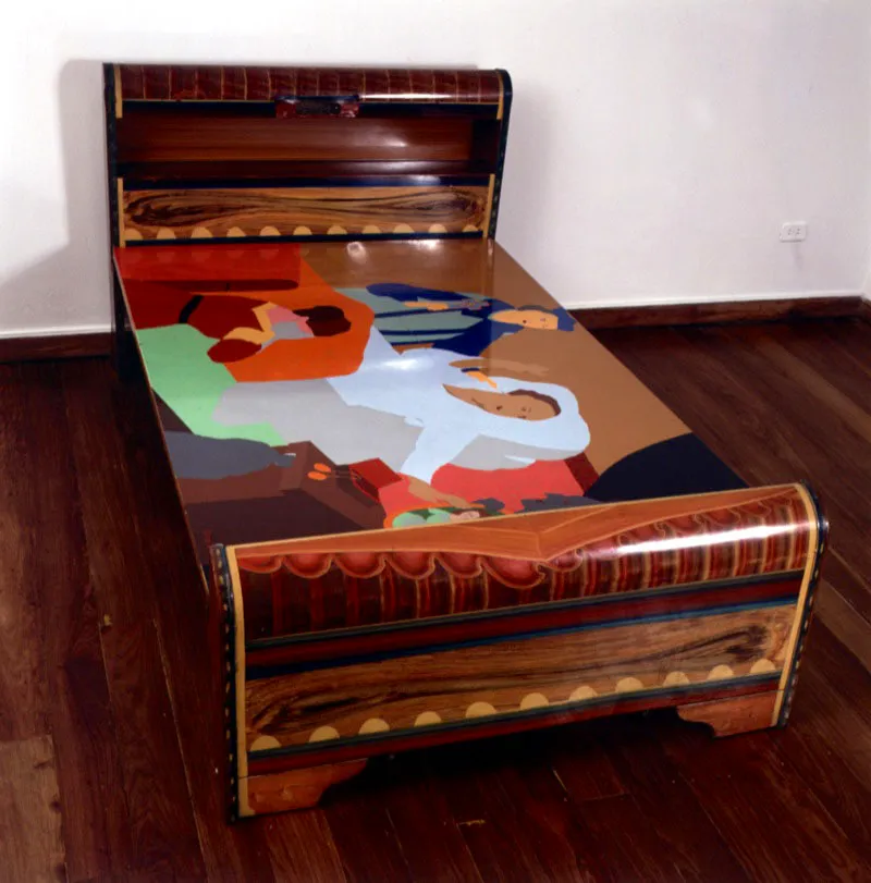 Beatriz Gonzlez. La muerte del justo, 1973. 
Esmalte sobre lmina de metal, ensamblada en mueble metlico 
120 x 180 x 90 cm

La obra de Beatriz Gonzlez (Bucaramanga, 1938) es un hito en la plstica nacional. Tres puntos de tensin le han dado direccin y forma a su impulso creativo: su pasin por la historia de Colombia, su comprensin analtica de la historia del arte y su mirada mordaz a la sociedad colombiana. En muchas ocasiones, Gonzlez recoge tanto imgenes de la iconografa nacional como hitos de la historia del arte, recodificando de manera radical sus elementos compositivos y usando como soporte para sus pinturas muebles y objetos diversos. La muerte del justo se representa con una paleta que acusa el juicio contundente propio de la artista en la seleccin de colores. A pesar de su presentacin sinttica, las figuras gozan del patetismo propio de este tipo de imgenes. En conjunto, la obra de Gonzlez constituye una suerte de radiografa del estatus que gozan las imgenes en la cotidianidad del colombiano. 