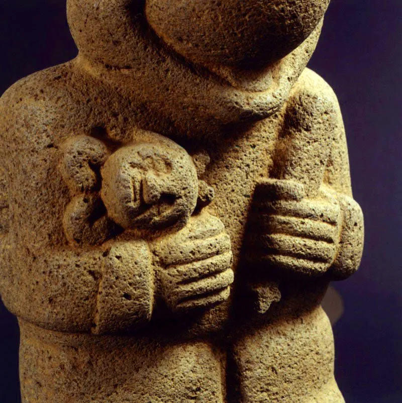 Nadn Ospina. dolo con mueca y cincel, 1999. 
Piedra, 31 x 17 x 14 cm  