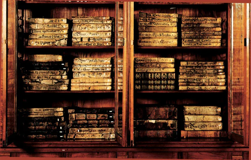 Libros antiguos en el archivo histórico.