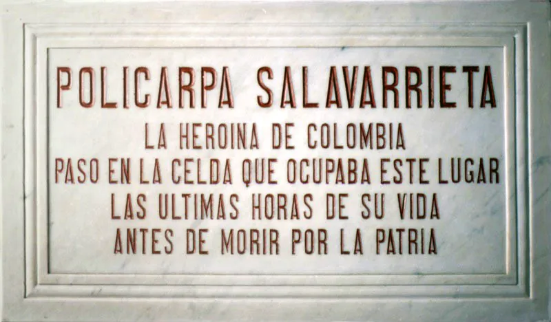 Placa conmemorativa en los muros del claustro.