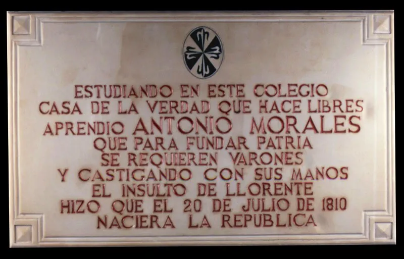 Placa conmemorativa en los muros del claustro.