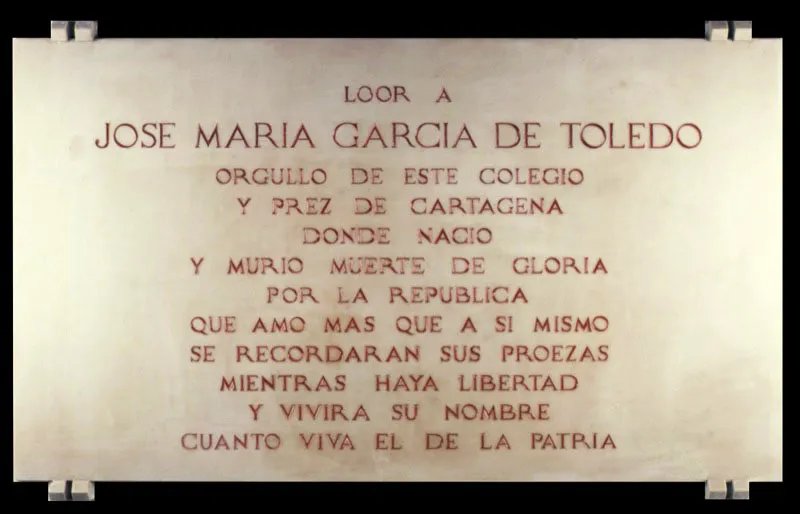 Placa conmemorativa en los muros del claustro.