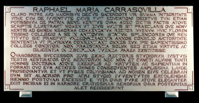 Placa conmemorativa en los muros del claustro.