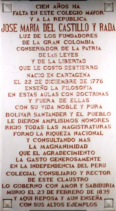 Placa conmemorativa en los muros del claustro.