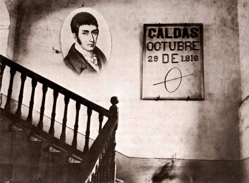 Escalera principal en 1890 con el rótulo y las barandas antes de su reconstruccción en 1918.