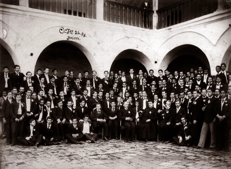 Monseñor Carrasquilla, catedráticos y colegiales en el año 1898.