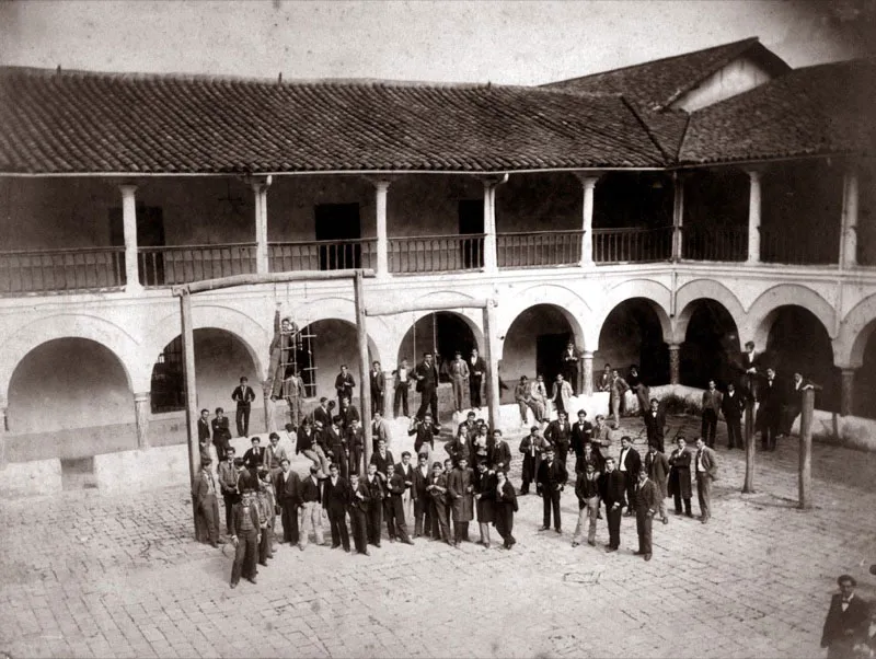 Patio del Colegio a finales del siglo xix.
 