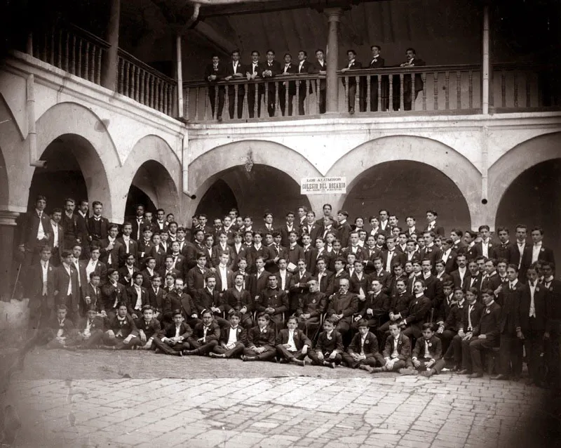 Monseñor Carrasquilla, catedráticos y colegiales en el año 1908. Sentados al centro, Juan C. Trujillo, catedrático en derecho romano; Nicasio Anzola, catedrático en derecho civil y mercantil; Manuel José Barón, catedrático en procedimiento judicial; Jenaro Jiménez, vicerrector; monseñor Carrasquilla; Carlos Ucrós, catedrático de religión y Francisco Vergara y Velazco, catedrático de historia de Colombia, entre otros.