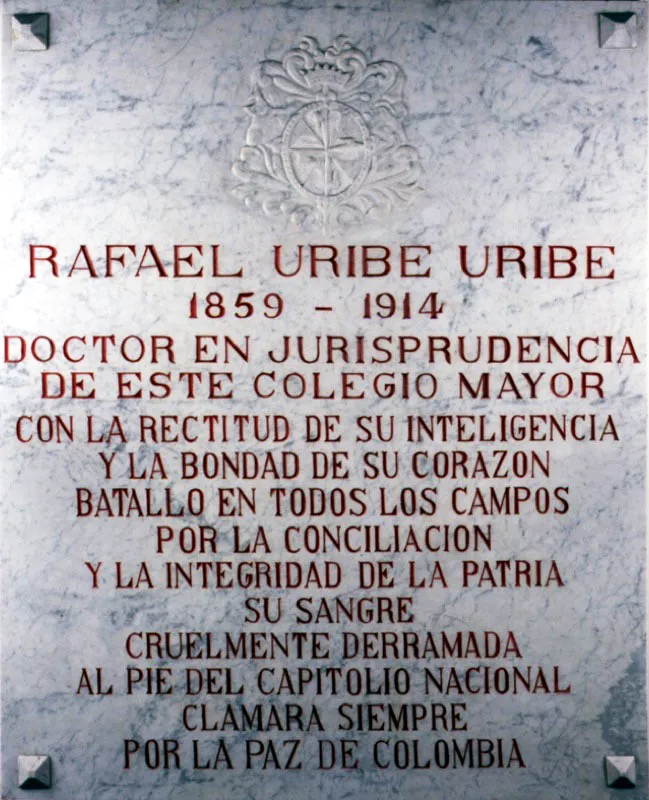 Placa conmemorativa en los muros del claustro.